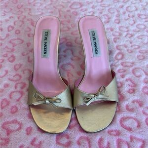 Vintage Steve Madden Gold Bow Slide Heels 2 inch 
Women’s Size: 7.5 B